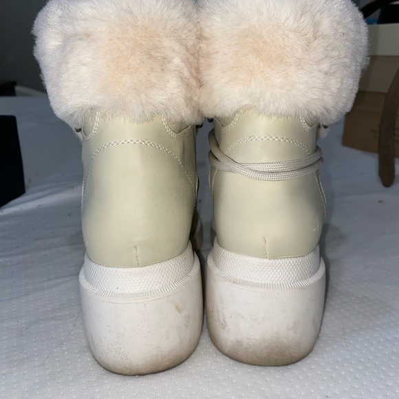 π€© HOST PICK π€© Kendall + Kylie Ivory Fur Boots - Picture 4 of 10